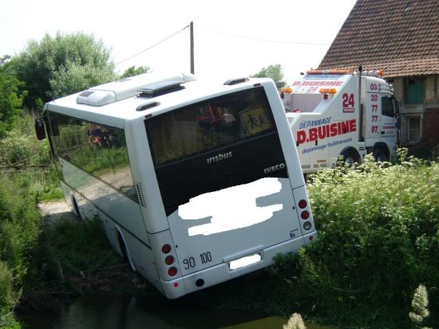 Bus dans une mare