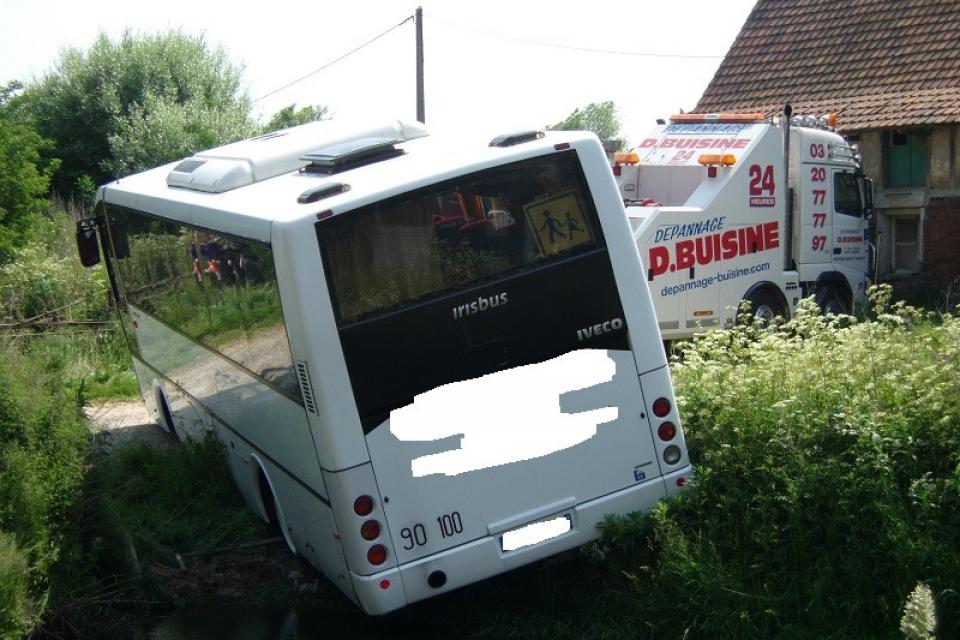 Bus dans une mare - Garage BUISINE Lille